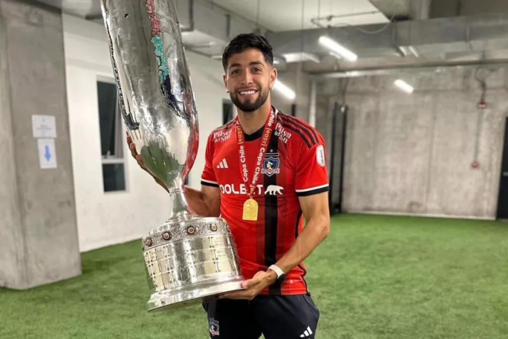 Jeyson Rojas posando sonriendo con la Copa Chile 2023.