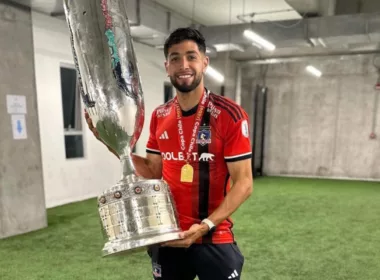 Jeyson Rojas posando sonriendo con la Copa Chile 2023.