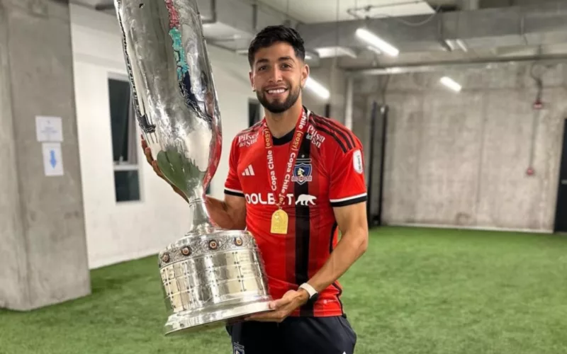 Jeyson Rojas posando sonriendo con la Copa Chile 2023.