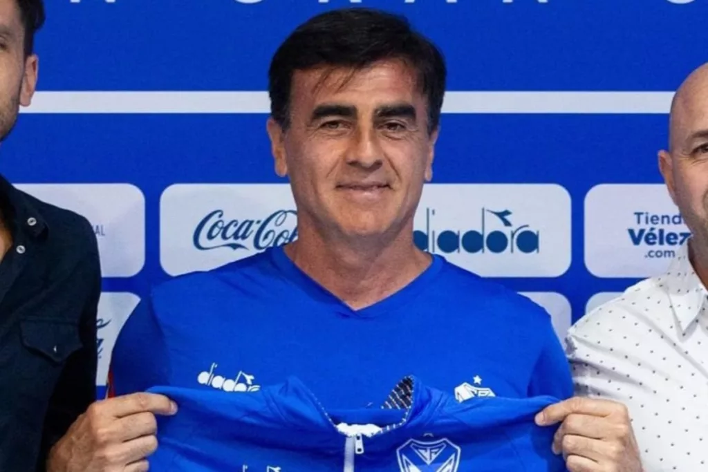Gustavo Quinteros en su presentación como técnico Vélez Sarsfield