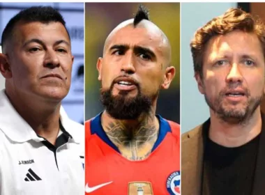 Primer plano a los rostros serios y desafiante de Jorge Almirón, Arturo Vidal y Francisco Sagredo.