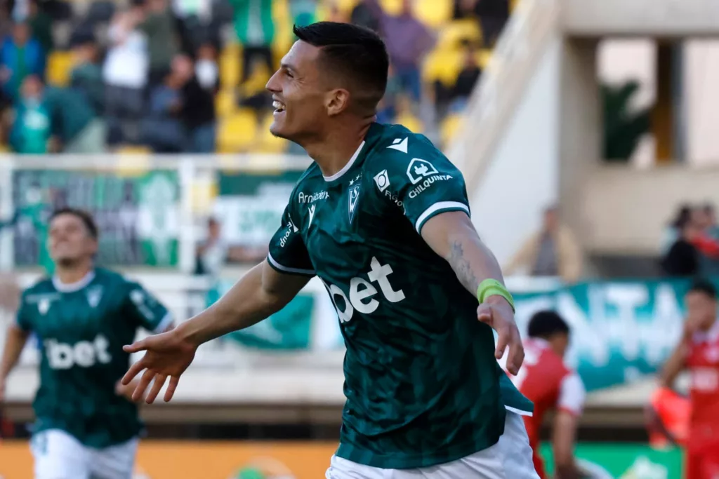 Primer plano a Lucas Cepeda celebrando un gol con Santiago Wanderers.