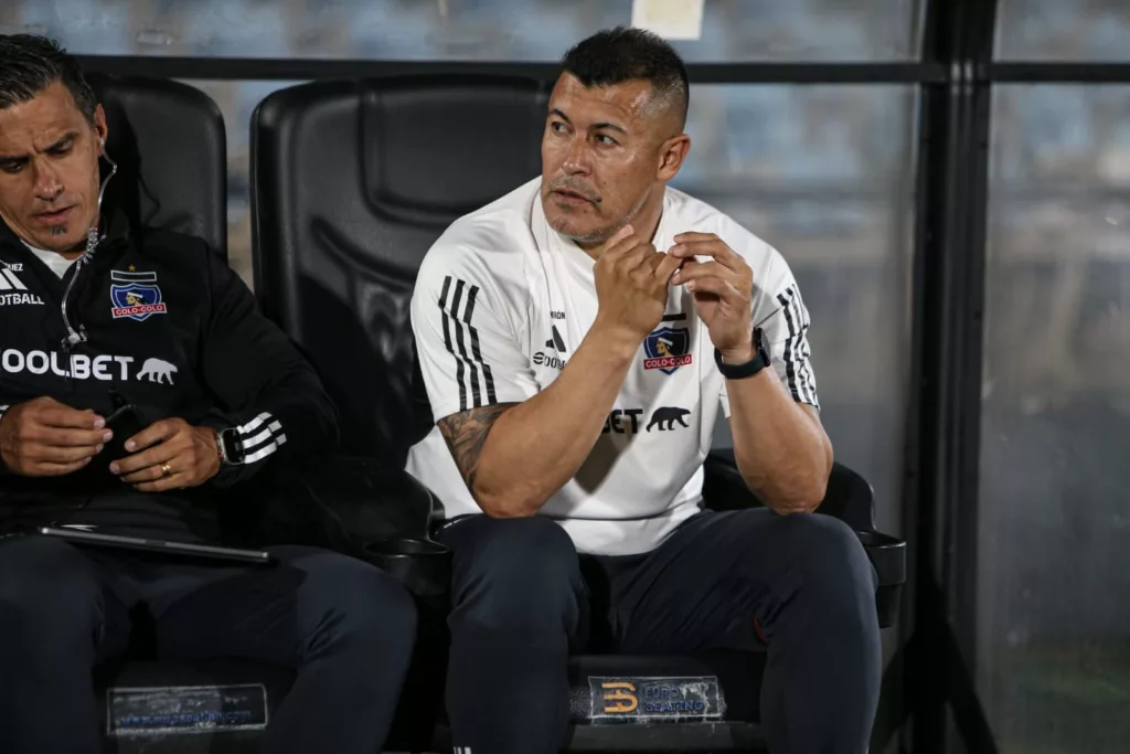 Jorge Almirón en el banco de suplentes durante el partido frente a Rosario Central.