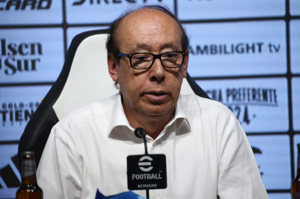 Alfredo Stöhwing durante la presentación de Jorge Almirón como técnico de Colo-Colo