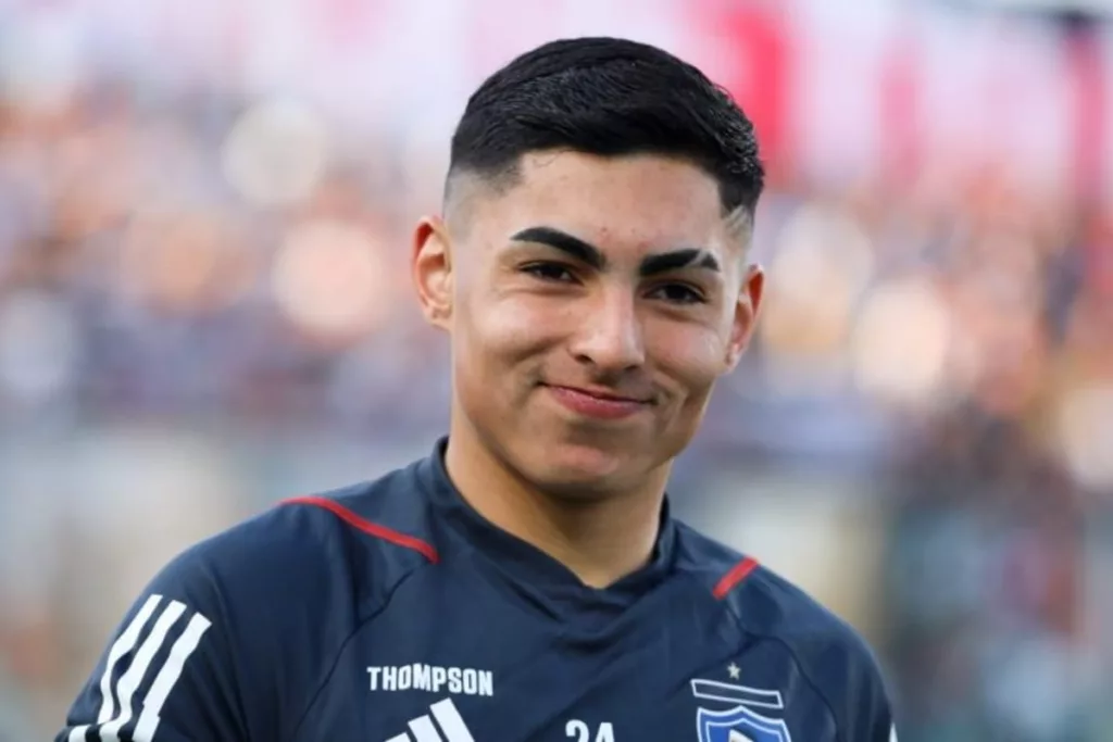 Primer plano a Jordhy Thompson con camiseta de entrenamiento de Colo-Colo.