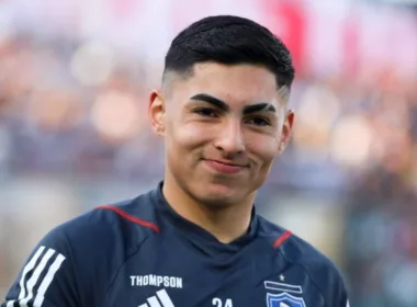 Primer plano a Jordhy Thompson con camiseta de entrenamiento de Colo-Colo.