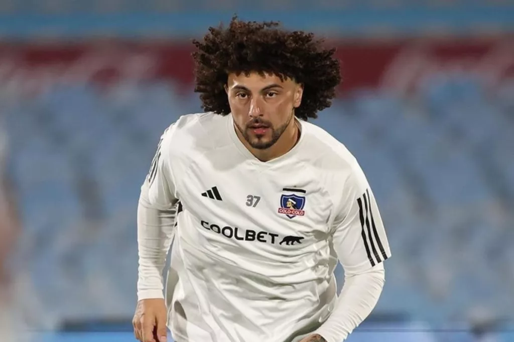 Primer plano a Maximiliano Falcón entrenando con polera de Colo-Colo en Uruguay.