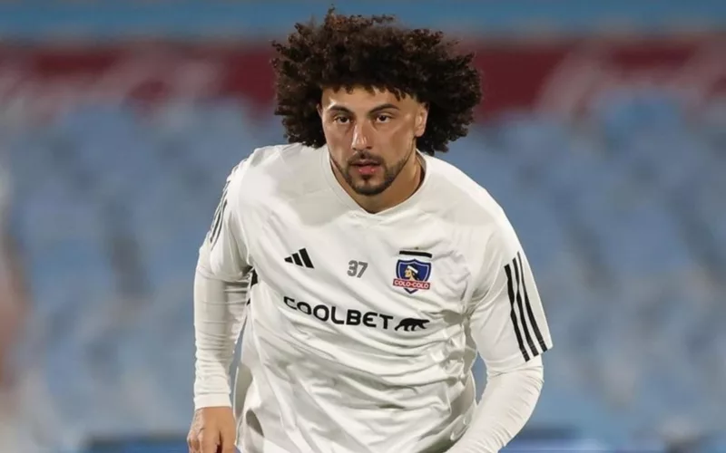 Primer plano a Maximiliano Falcón entrenando con polera de Colo-Colo en Uruguay.