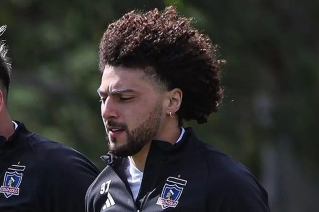 Primer plano a Maximiliano Falcón entrenando con el primer equipo de Colo-Colo.