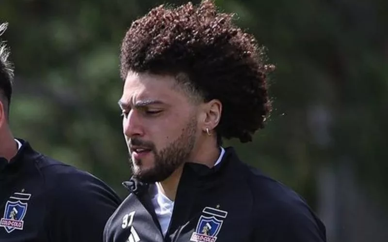 Primer plano a Maximiliano Falcón entrenando con el primer equipo de Colo-Colo.