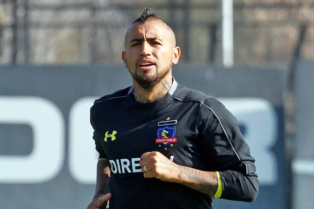 Arturo Vidal entrenando en el Estadio Monumental con indumentaria de Colo-Colo.