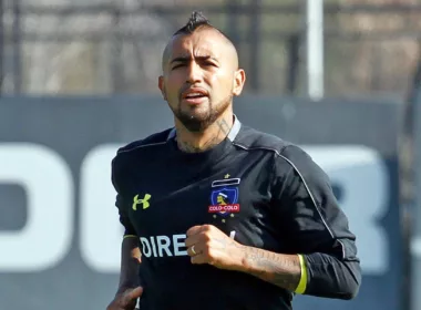 Arturo Vidal entrenando en el Estadio Monumental con indumentaria de Colo-Colo.