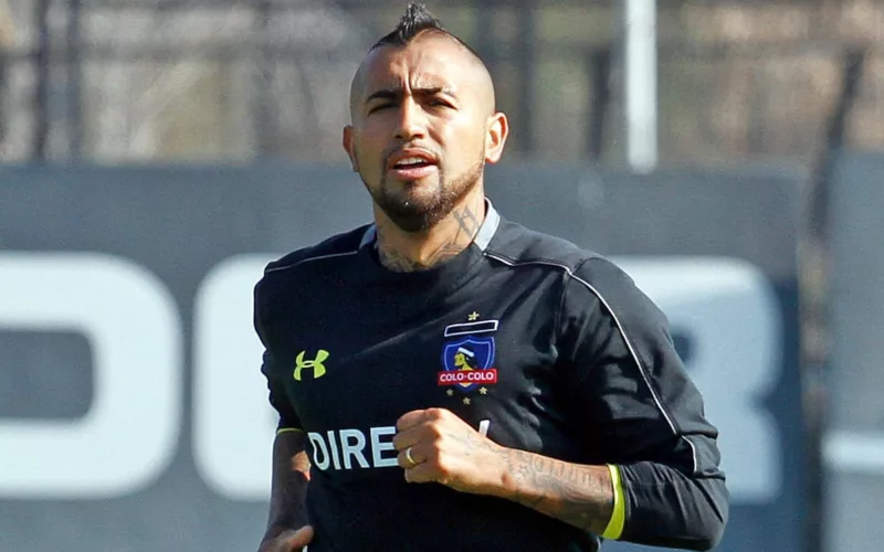 Arturo Vidal entrenando en el Estadio Monumental con indumentaria de Colo-Colo.