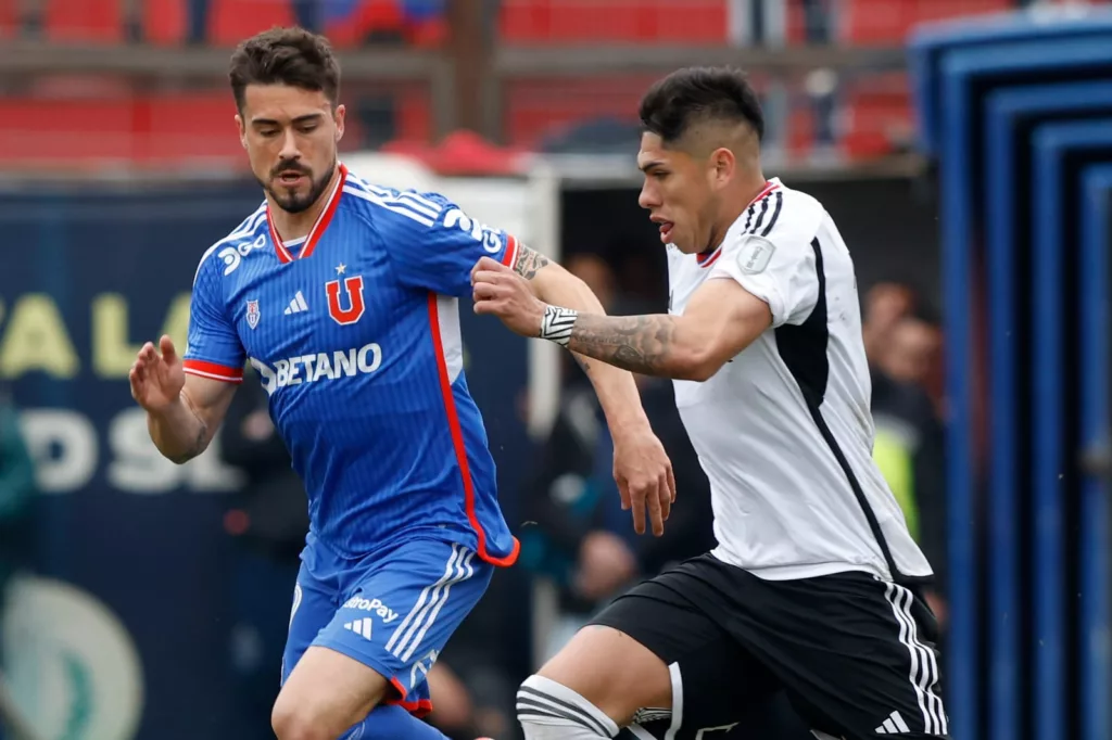 Carlos Palacios y Juan Pablo Gómez en el partido de Colo-Colo vs Universidad de Chile en el Estadio Santa Laura.