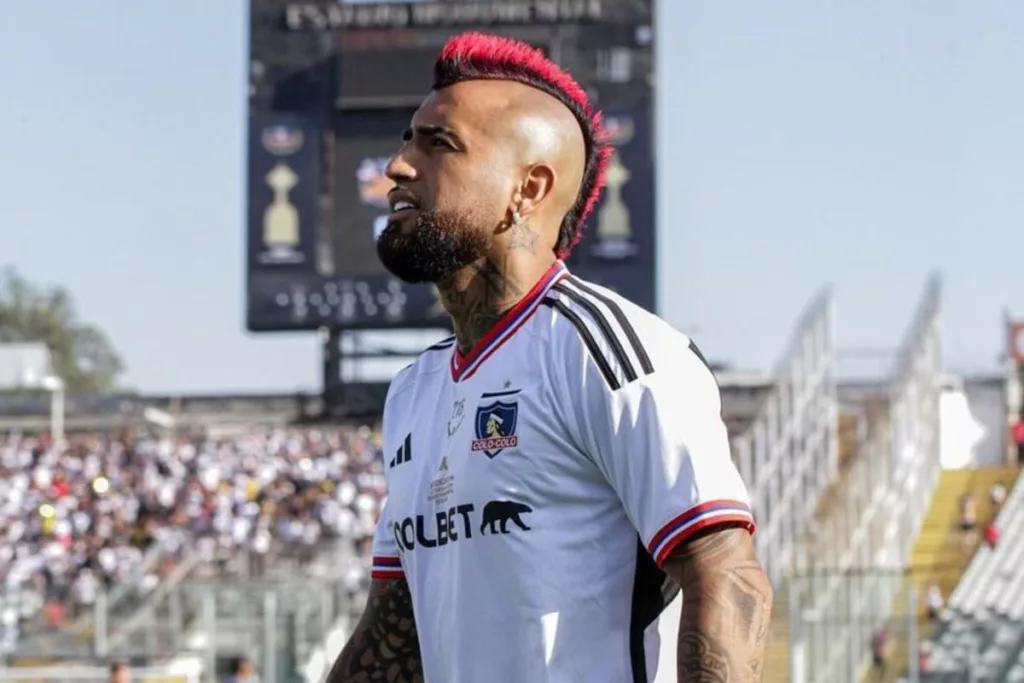 Arturo Vidal con la camiseta de Colo-Colo en el Estadio Monumental.