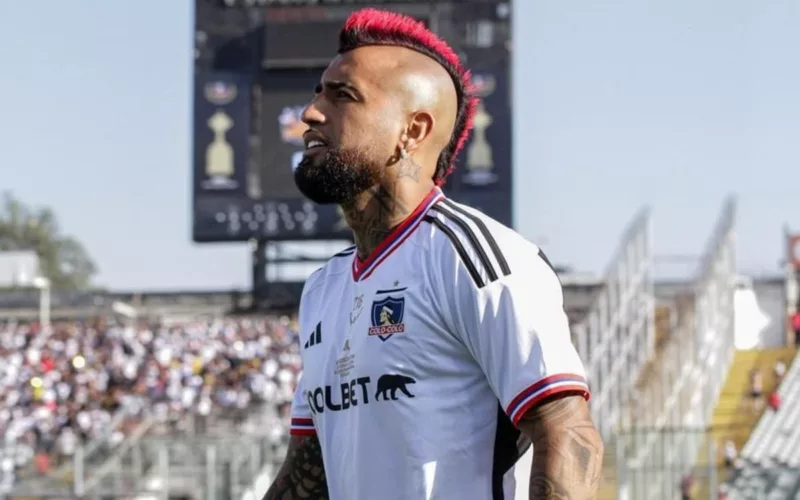 Arturo Vidal con la camiseta de Colo-Colo en el Estadio Monumental.