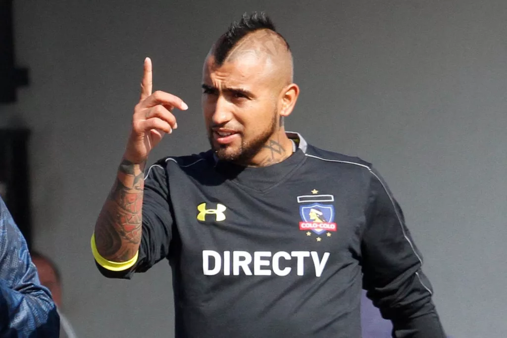 Primer plano a Arturo Vidal con camiseta de Colo-Colo en el Estadio Monumental.