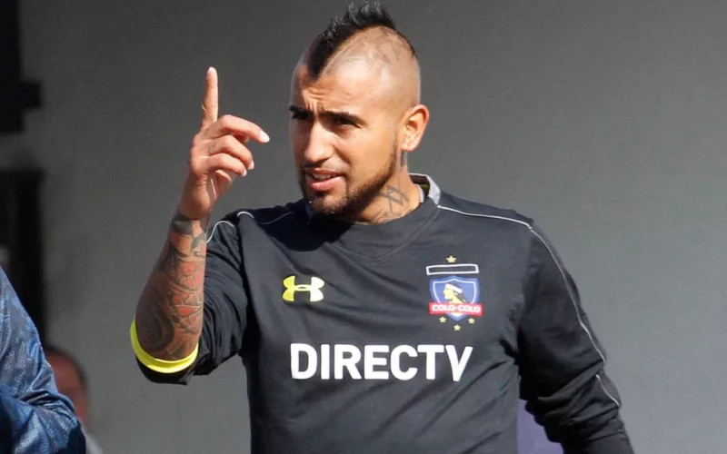 Primer plano a Arturo Vidal con camiseta de Colo-Colo en el Estadio Monumental.