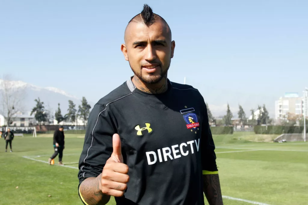 Primer plano a Arturo Vidal con indumentaria de Colo-Colo