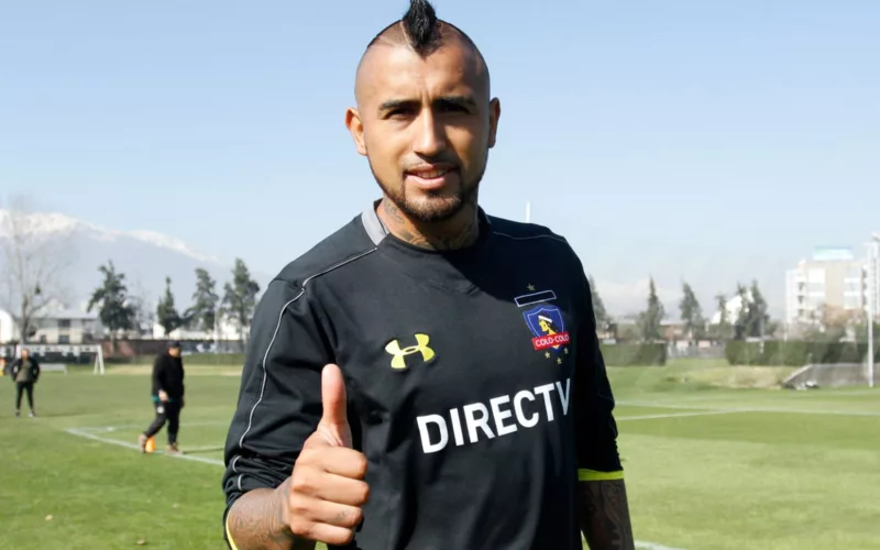 Primer plano a Arturo Vidal con indumentaria de Colo-Colo