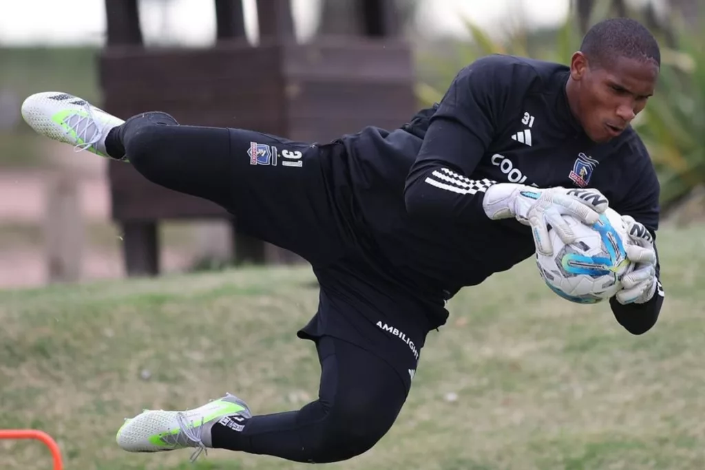 Omar Carabalí entrenando con Colo-Colo en la pretemporada en Uruguay.