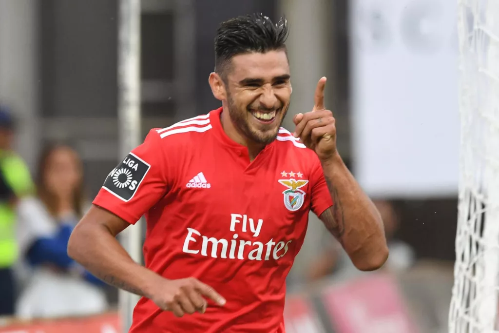 Primer plano a Eduardo Salvio celebrando un gol con la camiseta del Benfica