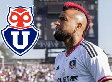 Arturo Vidal con camiseta de Colo-Colo y el escudo de la Universidad de Chile