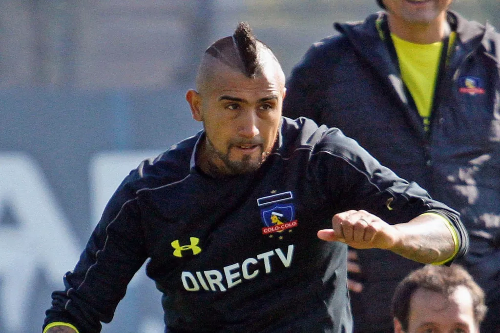 Primer plano a Arturo Vidal entrenando con indumentaria de Colo-Colo.