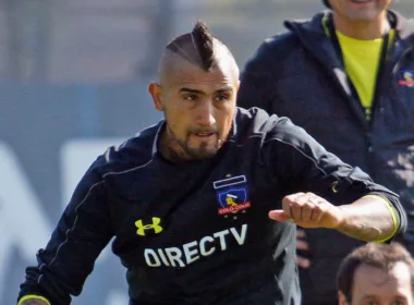 Primer plano a Arturo Vidal entrenando con indumentaria de Colo-Colo.