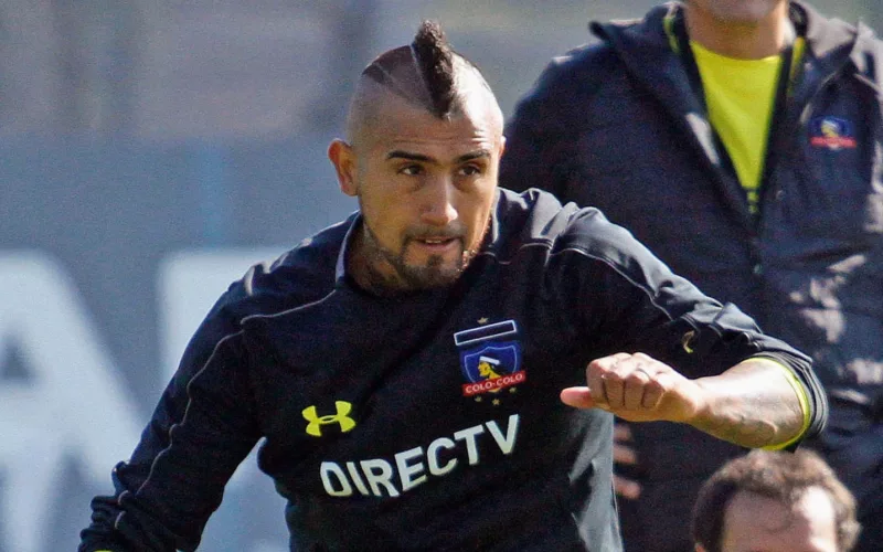 Primer plano a Arturo Vidal entrenando con indumentaria de Colo-Colo.