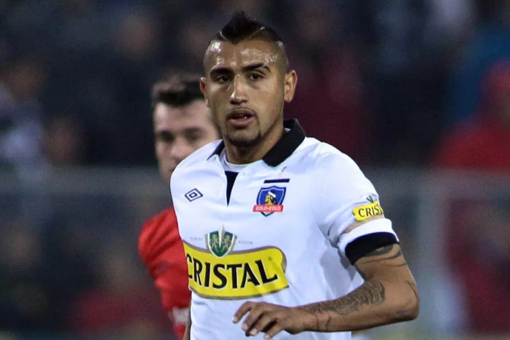 Primer plano a Arturo Vidal con camiseta de Colo-Colo en el Estadio Monumental en 2013.