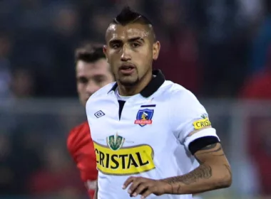 Primer plano a Arturo Vidal con camiseta de Colo-Colo en el Estadio Monumental en 2013.