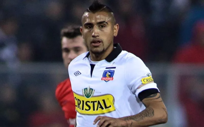 Primer plano a Arturo Vidal con camiseta de Colo-Colo en el Estadio Monumental en 2013.