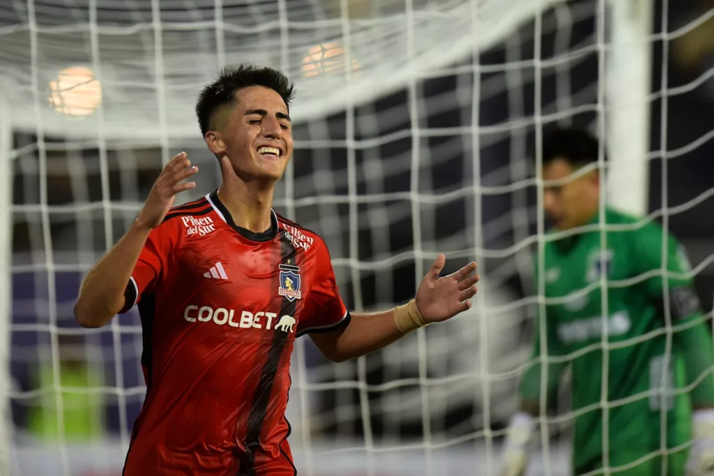 Diego Plaza celebrando su gol con Colo-Colo en el partido frente a Liverpool.