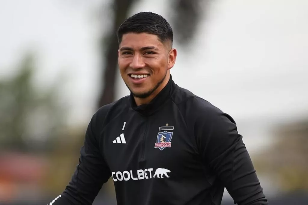 Primer plano a Brayan Cortés durante un entrenamiento de Colo-Colo en el Estadio Monumental.