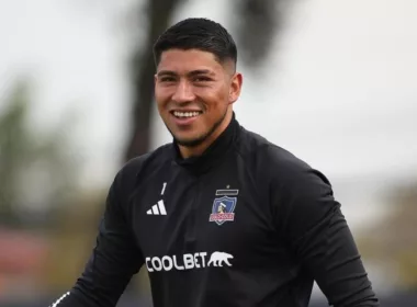 Primer plano a Brayan Cortés durante un entrenamiento de Colo-Colo en el Estadio Monumental.