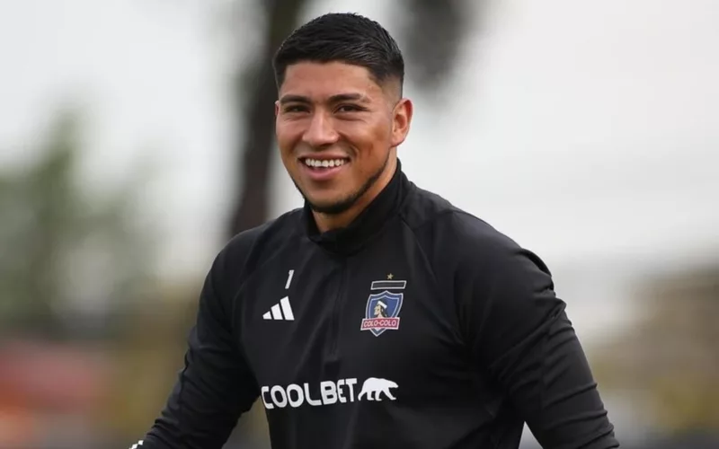 Primer plano a Brayan Cortés durante un entrenamiento de Colo-Colo en el Estadio Monumental.