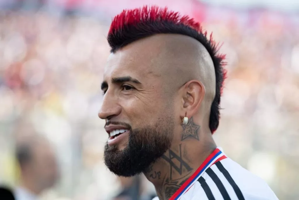 Primer plano al rostro de Arturo Vidal con la camiseta de Colo-Colo en el Estadio Monumental, durante la despedida de Esteban Paredes.