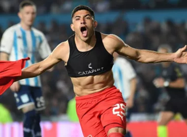 Braian Martínez celebrando sin polera un gol con Independiente de Avellaneda.