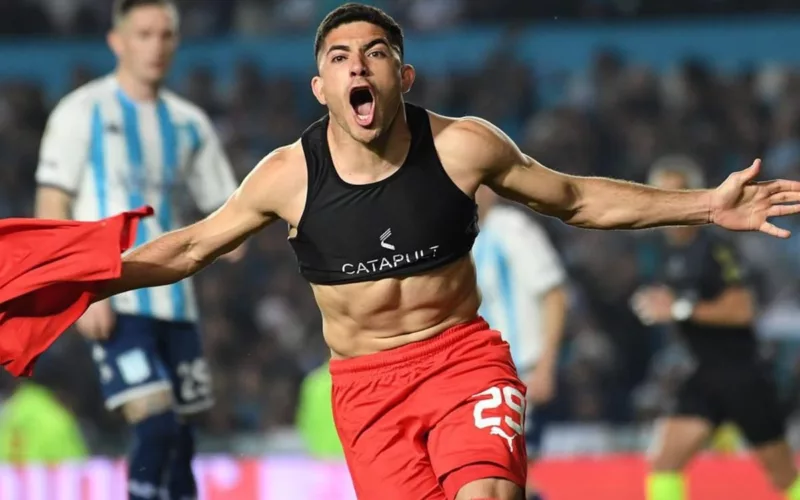 Braian Martínez celebrando sin polera un gol con Independiente de Avellaneda.