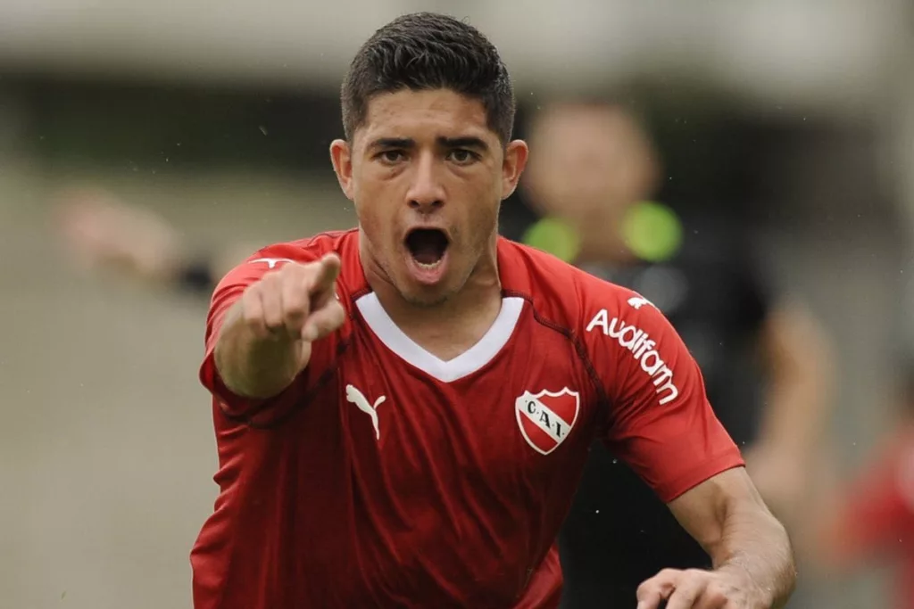Primer plano a Braian Martínez celebrando un gol con la camiseta de Independiente de Avellaneda.