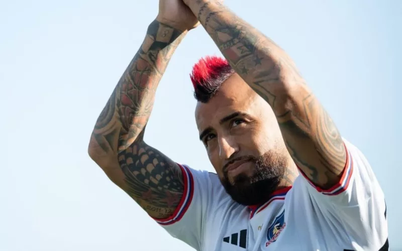 Primer plano al rostro de Arturo Vidal con la camiseta de Colo-Colo.