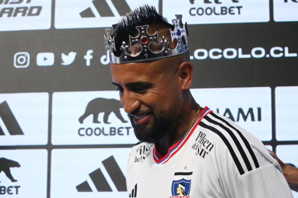 Arturo Vidal posando con corona durante su presentación con Colo-Colo.