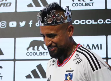 Arturo Vidal posando con corona durante su presentación con Colo-Colo.