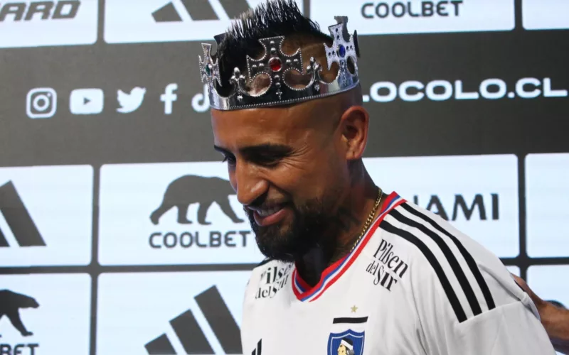 Arturo Vidal posando con corona durante su presentación con Colo-Colo.