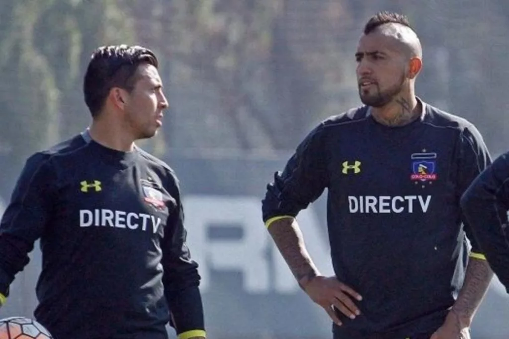 Gonzalo Fierro y Arturo Vidal compartiendo en un entrenamiento en el Estadio Monumental.