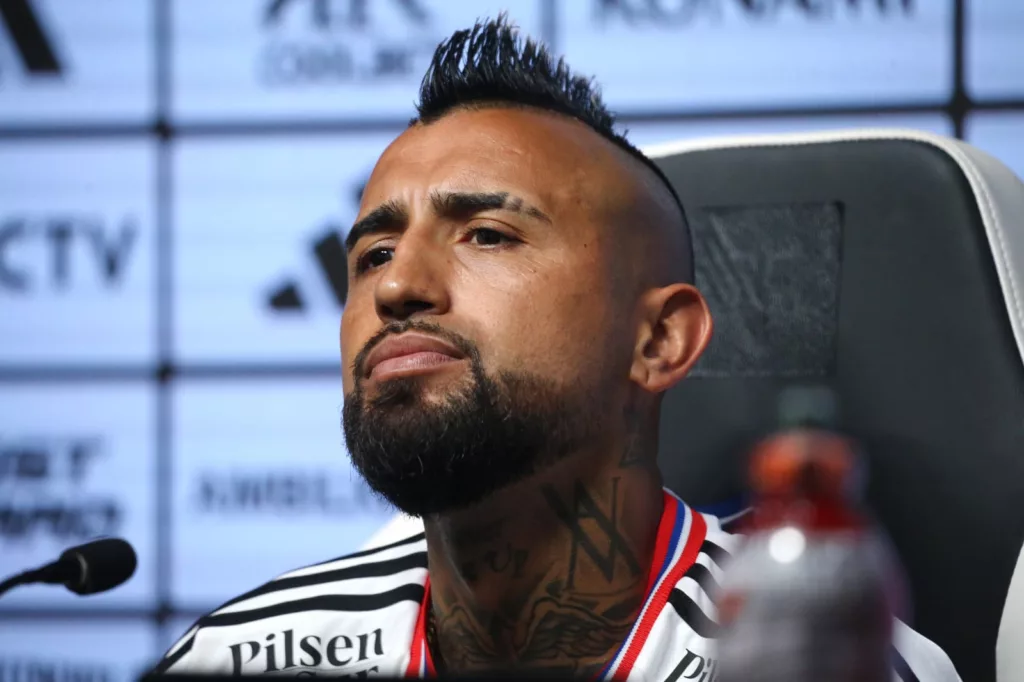 Primer plano al rostro de Arturo Vidal durante su presentación como nuevo refuerzo de Colo-Colo.