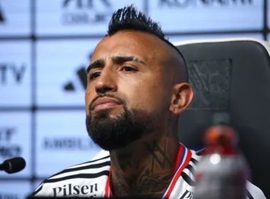 Primer plano al rostro de Arturo Vidal durante su presentación como nuevo refuerzo de Colo-Colo.