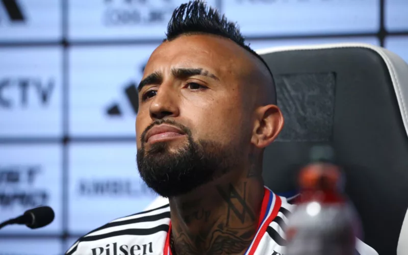 Primer plano al rostro de Arturo Vidal durante su presentación como nuevo refuerzo de Colo-Colo.