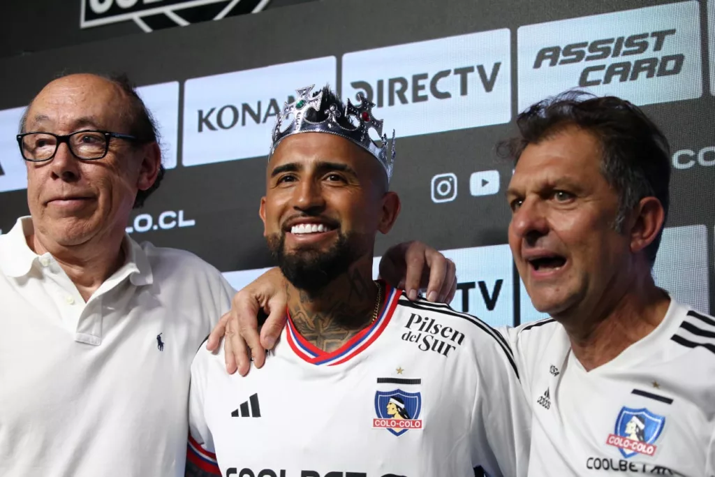 Arturo Vidal, Alfredo Stöhwing y Aníbal Mosa durante la presentación del volante como nuevo refuerzo de Colo-Colo.